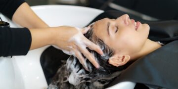 La frecuencia ideal para lavarse el pelo en verano