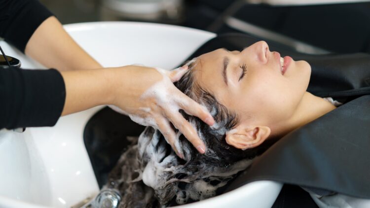 Esta es la frecuencia ideal para lavarse el pelo en verano (y no es la que creías) 1 La frecuencia ideal para lavarse el pelo en verano