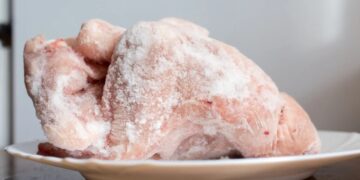 El riesgo que corres cuando descongelas así la carne