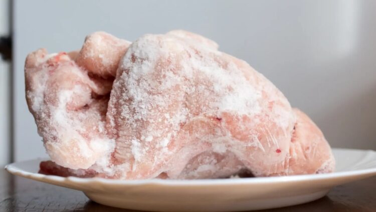 Confirmado por expertos: este es el riesgo que corres cuando descongelas así la carne que te vas a comer 1 El riesgo que corres cuando descongelas así la carne