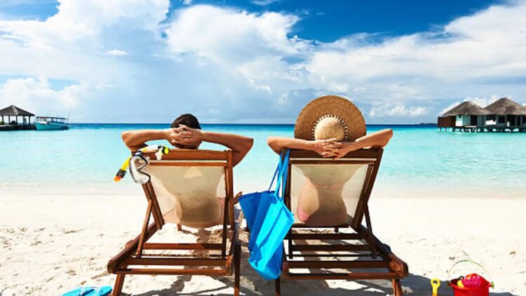 Es oficial: esto es lo que te puede pasar si te vas de vacaciones estando de baja laboral (aunque hay algunas excepciones) 1 Lo que te puede pasar si te vas de vacaciones estando de baja laboral