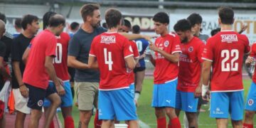 Borja Fernandez da instrucciones a su equipo