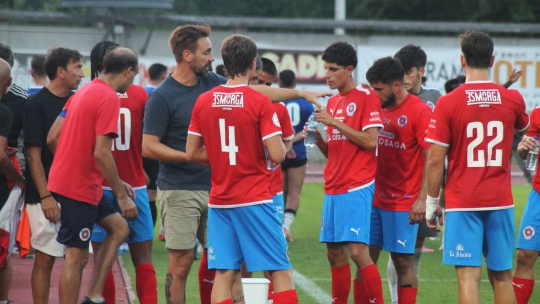 Borja Fernandez da instrucciones a su equipo