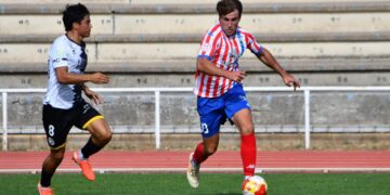 Chatún conduce el balón contra el Unionistas B | Tercera RFEF