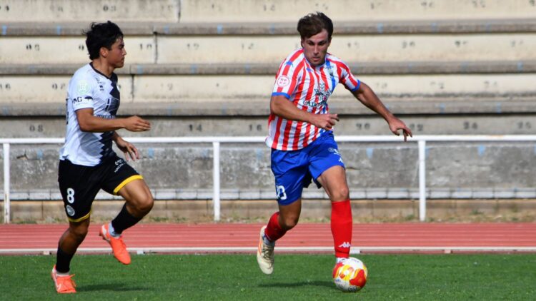 Tercera RFEF | Crónica Jornada 1 1 Chatún conduce el balón contra el Unionistas B | Tercera RFEF