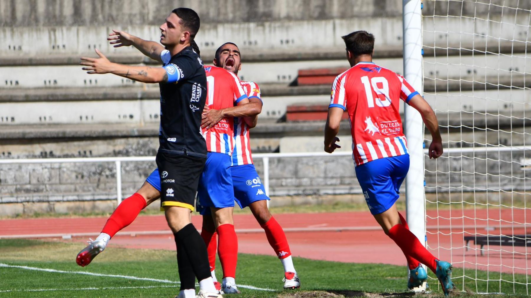 Tercera RFEF | Crónica Jornada 1 4 El Atlético Tordesillas celebra el gol del empate en las pistas del Estadio Helmántico