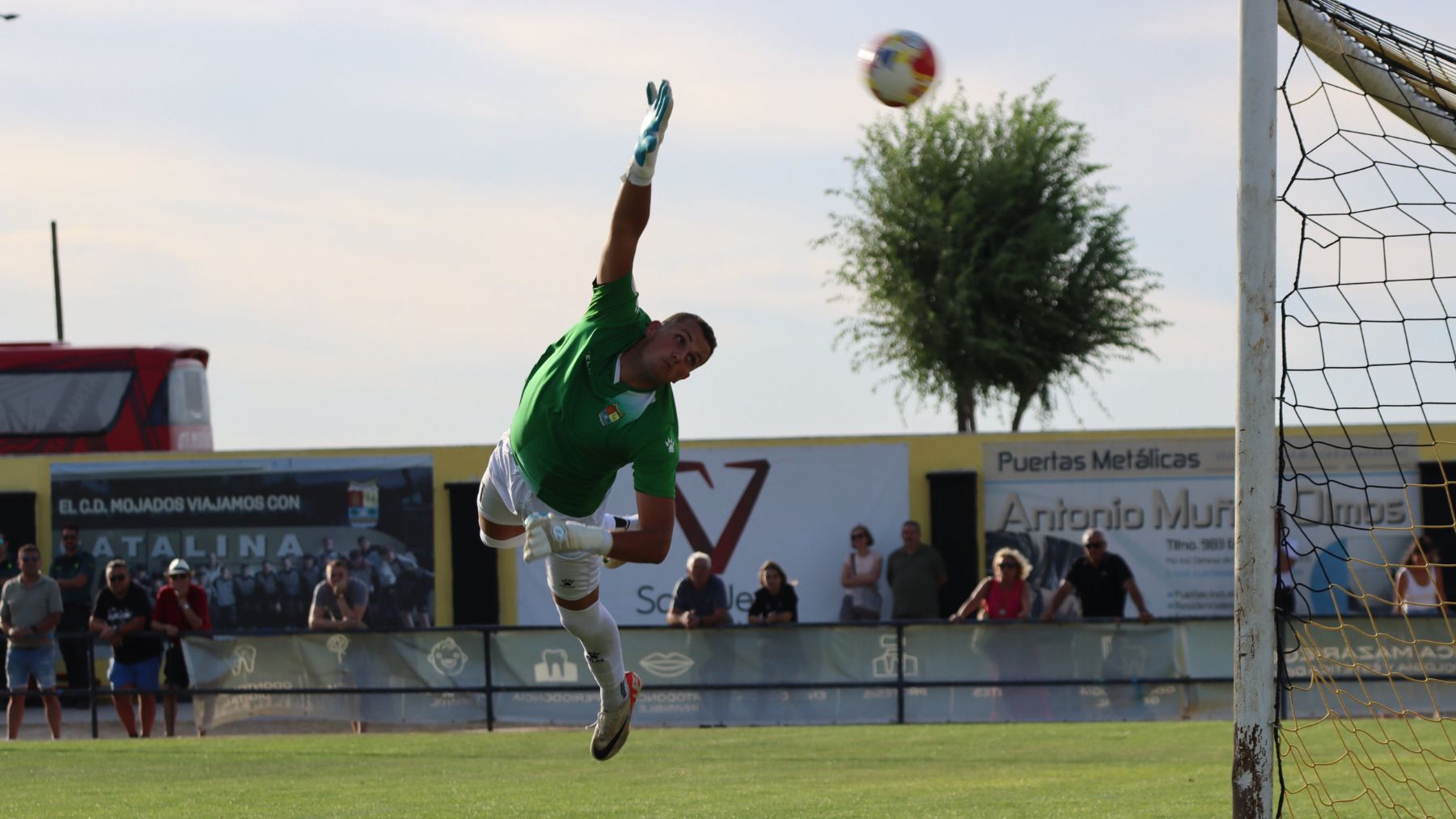 Tercera RFEF | Crónica Jornada 1 3 Pablo de la Fuente se estira, pero no logra llegar al balón en el gol de libre directo de Razvan