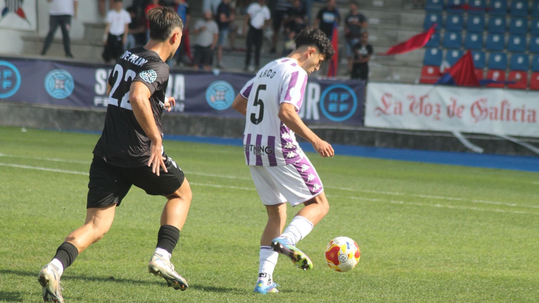 Un gol de Neira brinda la victoria al Promesas sobre la bocina 2 Arco, con la pelota en el UD Ourense - Real Valladolid Promesas