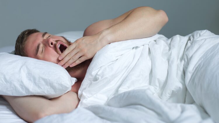 Ni capricho ni casualidad: la psicología explica por qué duermes con un brazo bajo la almohada y qué dice este hábito de ti 1 Por qué duermes con un brazo bajo la almohada