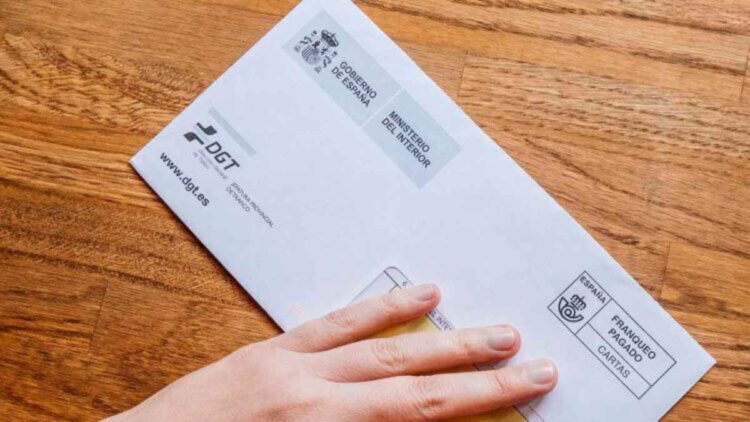 No, la DGT no te va a multar: así es como los ciberdelincuentes intentan estafarte metiéndote el miedo en el cuerpo 1 No, la DGT no te va a multar: así es como los ciberdelincuentes