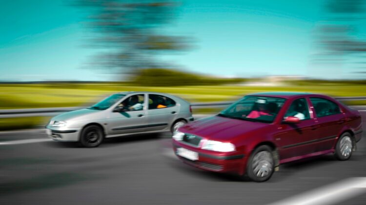 La DGT lo confirma: esto debes hacer si vas a 120 km/h y por el carril izquierdo y alguien te quiere adelantar 1 La DGT lo confirma: esto debes hacer si vas a 120 km/h