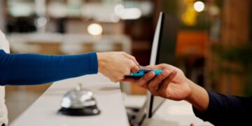 Ni tarjeta ni efectivo: dos turistas se gastan 4.100 euros en un hotel