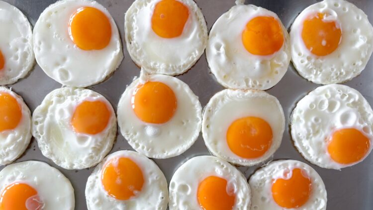 Se come 720 huevos en un mes para comprobar si provocan colesterol