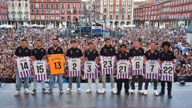 La Plaza Mayor se tiñe de blanquivioleta en fiestas 1 Real Valladolid, Plaza Mayor