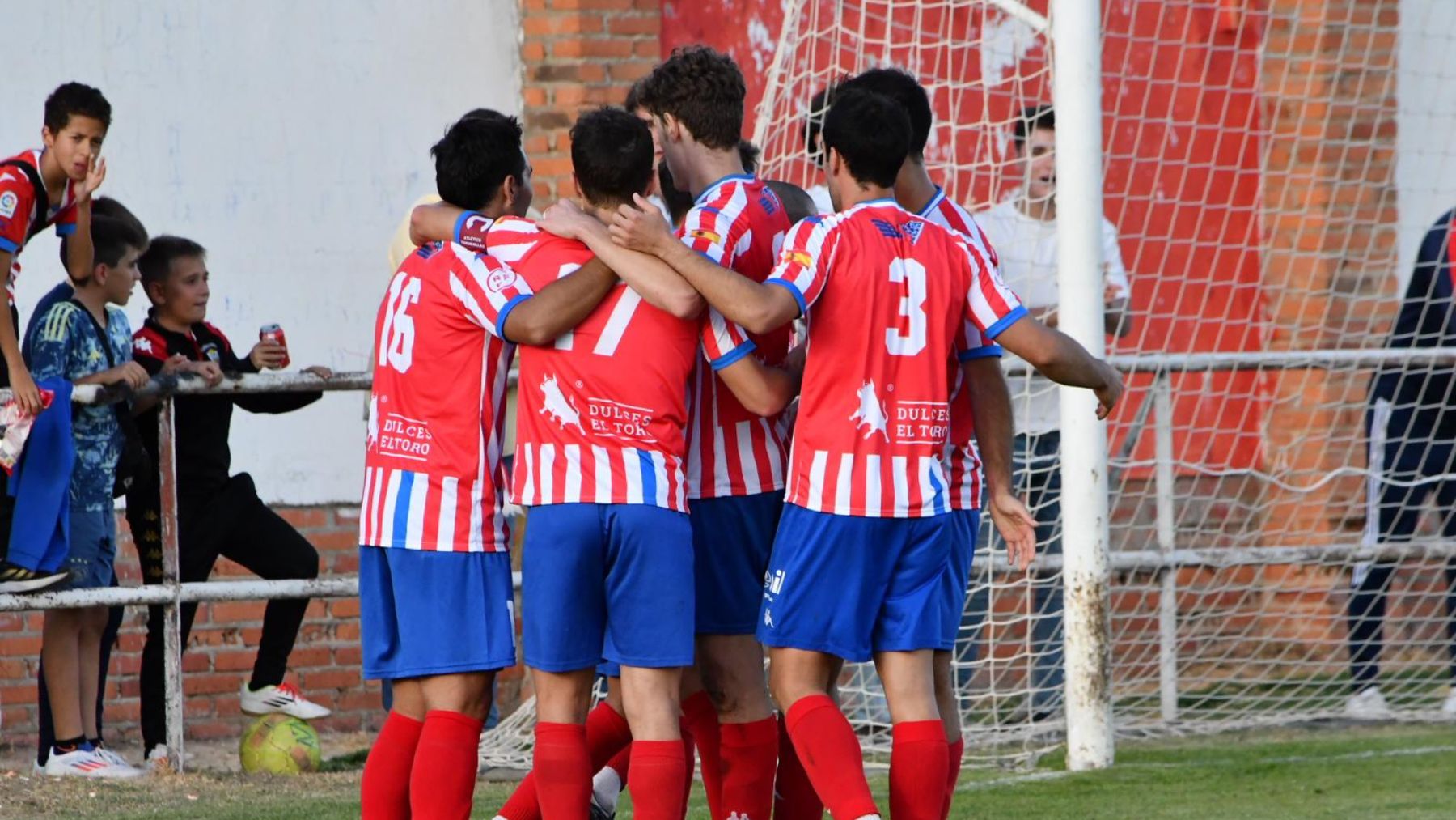 Tercera RFEF | Crónica Jornada 5 2 El Atlético Tordesillas celebra el gol contra el Mirandés B