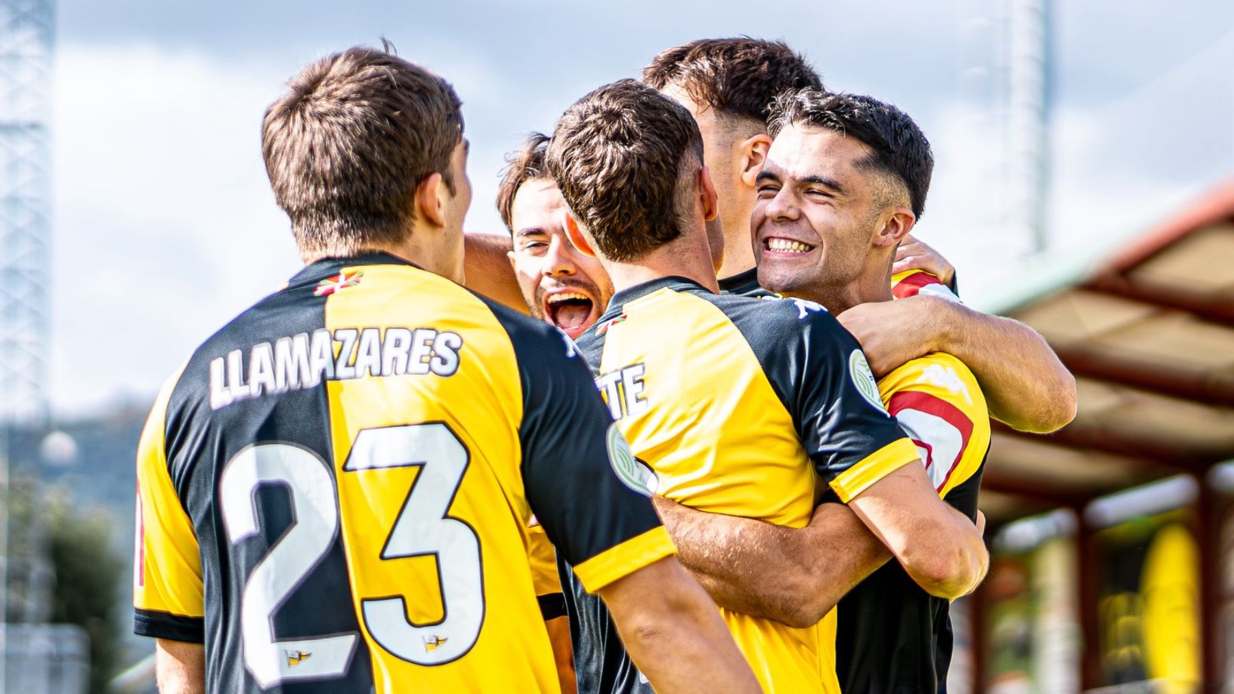 "Lo único que nos puede dejar conformes es ganar" 2 El Club Portugalete celebra un gol