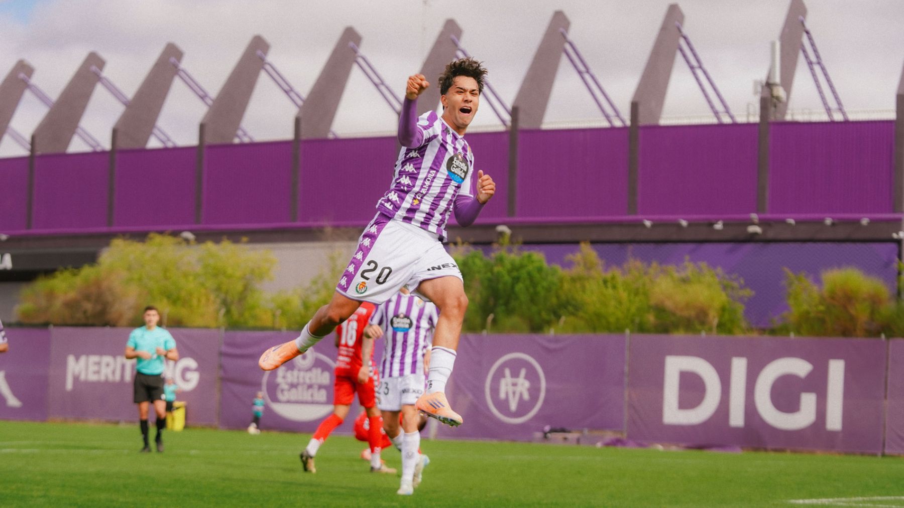 César Porras y un inicio prometedor 2 César Porras celebra su gol contra la SD Sarriana