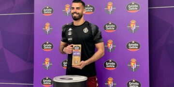 Guilherme Fernandes con el premio al mejor jugador de septiembre
