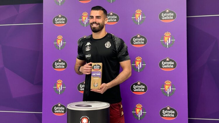 "Nos falta un puntito de suerte" 1 Guilherme Fernandes con el premio al mejor jugador de septiembre