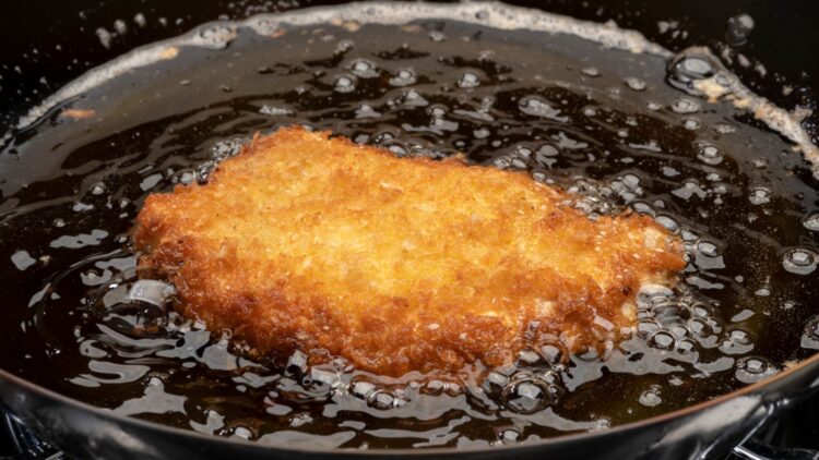 Alerta de la OCU: este es el número máximo que puedes reutilizar el aceite antes de que pueda ser tóxico 1 El número máximo que puedes reutilizar el aceite