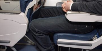 Adiós a los asientos reclinables: así planea una aerolínea aumentar el espacio