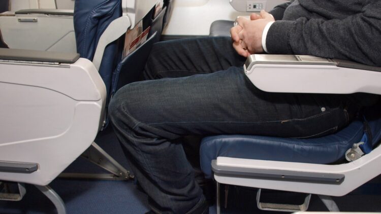 Adiós a los asientos reclinables: así planea una aerolínea aumentar el espacio