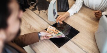 Dejar el dinero en el banco te cuesta 1.000 euros cada año