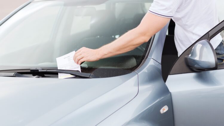 Alerta de la DGT: estas conductas al volante pueden costarte 200 euros y seguro que alguna la cometer sin darte cuenta 1 Alerta de la DGT: estas conductas al volante pueden costarte 200 euros