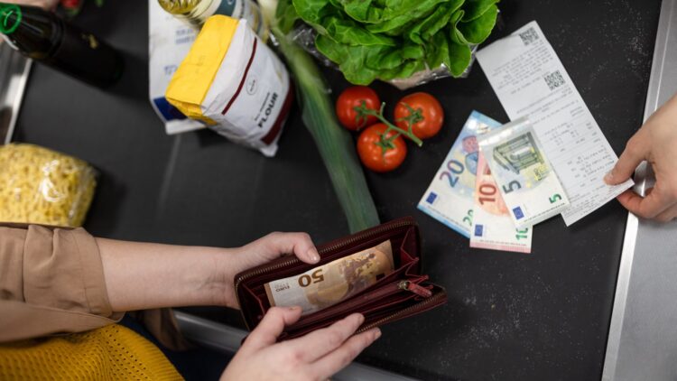 Ni 300 euros ni 500: este es el límite máximo de Mercadona para los pagos en efectivo que desconocías 1 El límite máximo de Mercadona para los pagos en efectivo