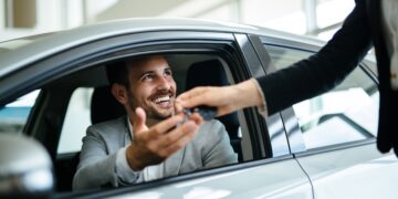 ¿Con el banco o con el concesionario? La OCU resuelve las dudas