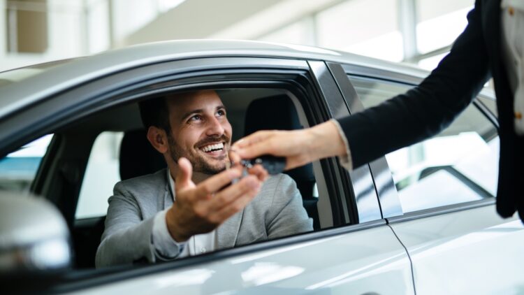 ¿Con el banco o con el concesionario? La OCU resuelve las dudas
