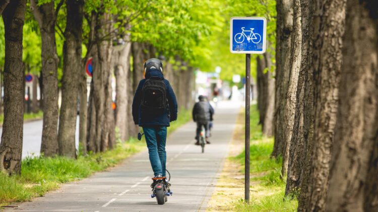 Confirmado por la DGT: los patinetes eléctricos y bicicletas deberán tener seguro para poder circular desde esta fecha 1 Confirmado por la DGT: los patinetes eléctricos y bicicletas