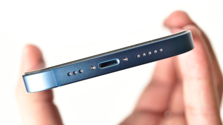 Ni estética ni ventilación: descubre la verdadera función de los pequeños agujeros de tu smartphone 1 Función de los pequeños agujeros de tu smartphone