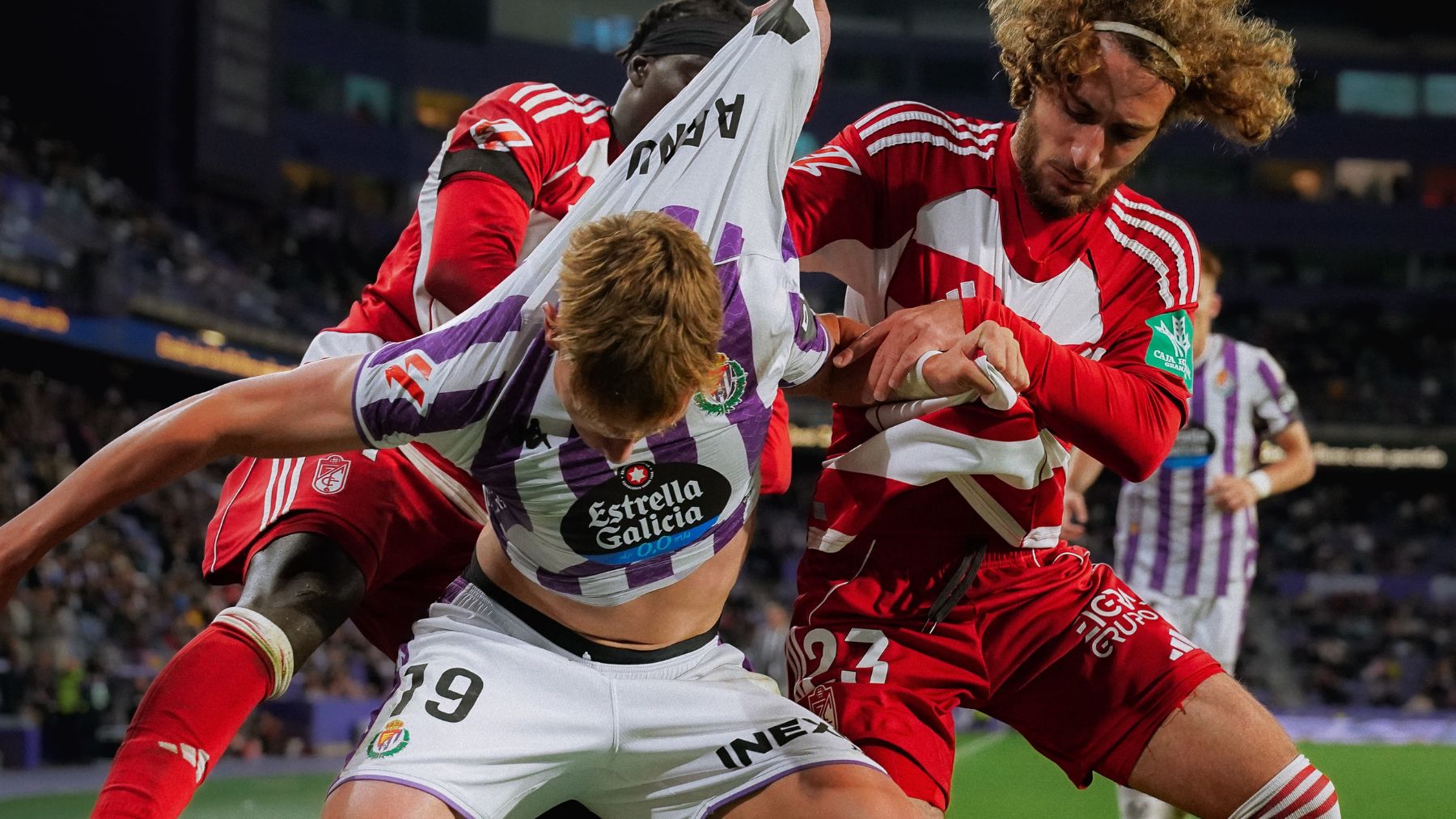 Jorge Delgado y Arnu, mano a mano en Zorrilla 2 Arnu protege el balón ante el Granada