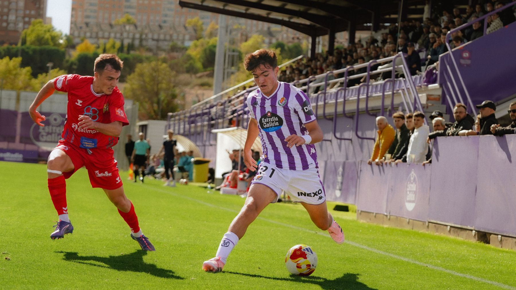 El Promesas encuentra equilibrio en sus centrocampistas 3 Rulo, en una acción ante la SD Sarriana