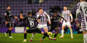 Lachuer con el balón ante el Estrela da Amadora | Real Valladolid