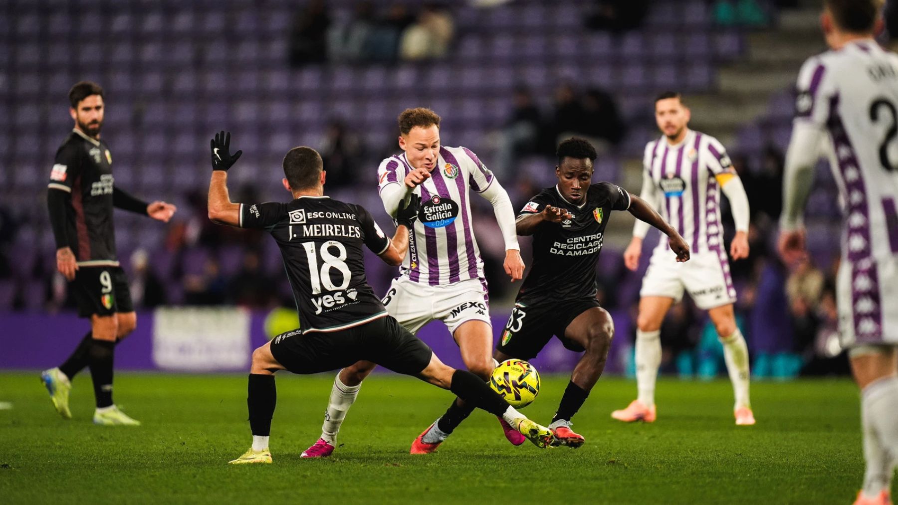Lachuer con el balón ante el Estrela da Amadora | Real Valladolid