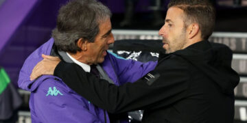 Almada y Luis García se saludan antes del partido