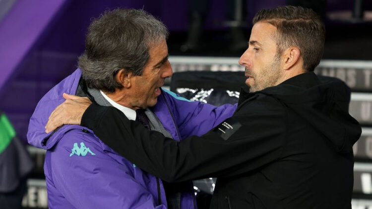Almada y Luis García se saludan antes del partido