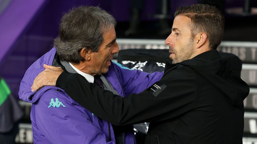 Almada y Luis García se saludan antes del partido
