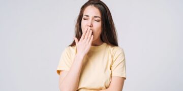 Si ves a tu amigo bostezar se te va a pegar antes