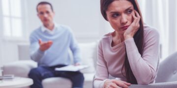 Esto dice la psicología de ti si eres de los que aparta la mirada