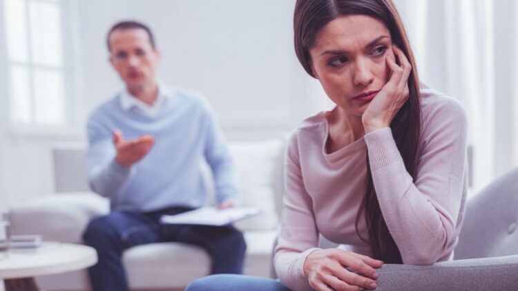 Ni timidez ni desinterés: esto dice la psicología de ti si eres de los que aparta la mirada al hablar 1 Esto dice la psicología de ti si eres de los que aparta la mirada