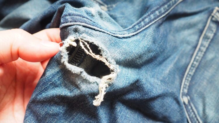 Confirmado: esos vaqueros rotos y los que ya no te quedan tienen estos 7 usos que desconocías y que harán que no los tires 1 Esos vaqueros rotos y los que ya no te quedan tienen estos 7 usos