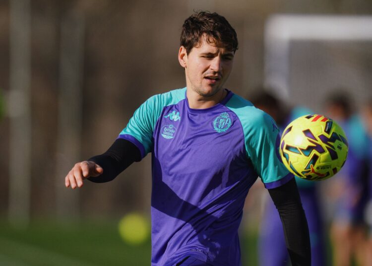 Muchos curiosos en Los Anexos para despedir 2025 2 Entrenamiento Juric