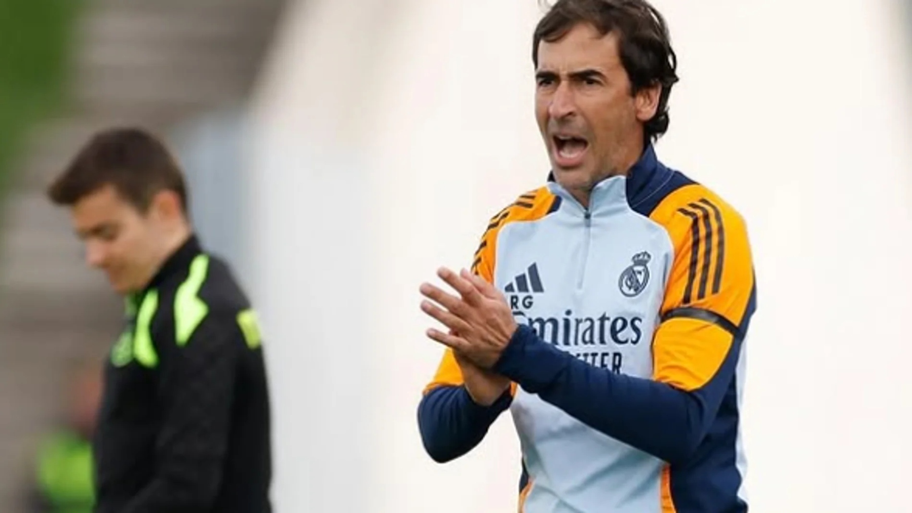 Sin entrenador... pero con delantero 2 Raúl