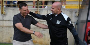 Raúl Llona y Paco López, dos de los entrenadores destituidos en LaLiga Hypermotion