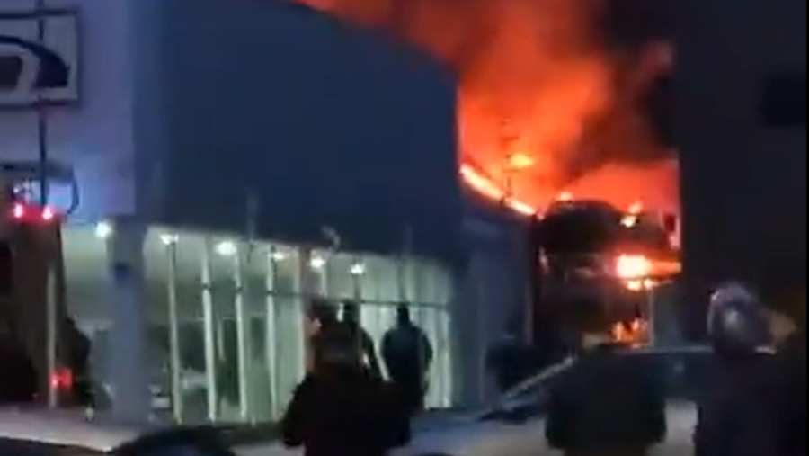 Los bomberos intervienen en un aparatoso incendio en Medina del Campo