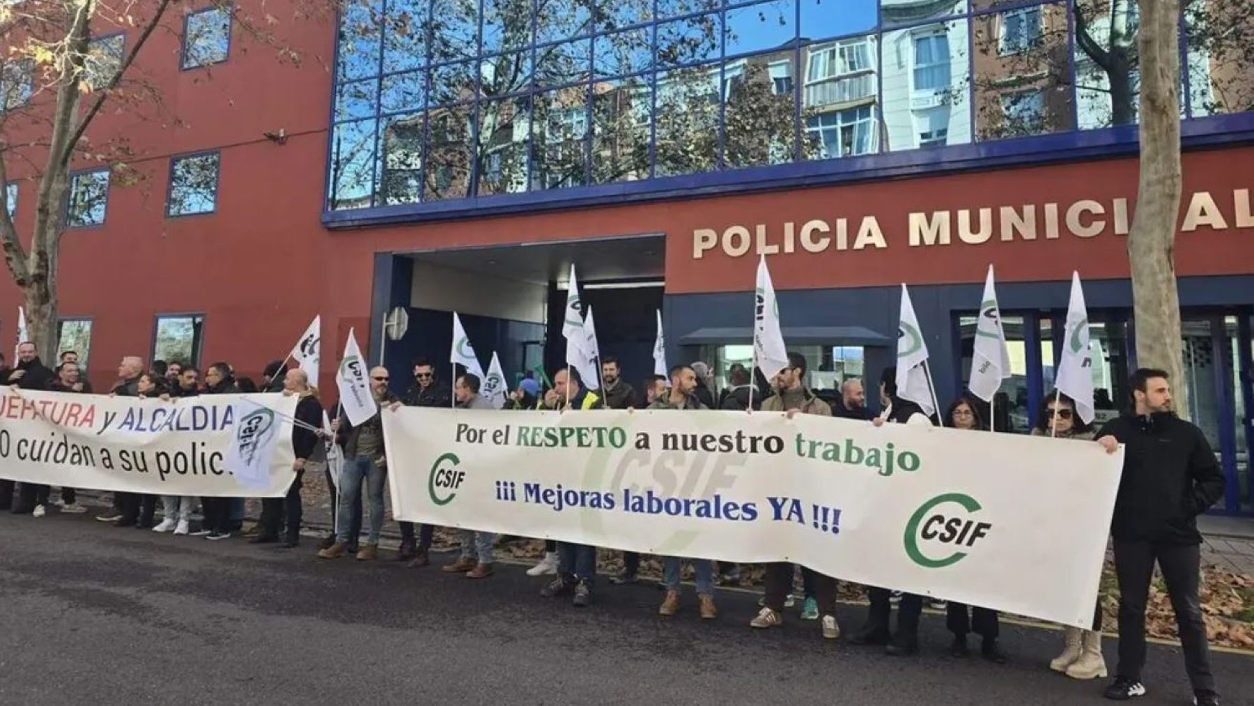 Un centenar de policías municipales se concentra para solicitar mejoras en sus condiciones laborales.